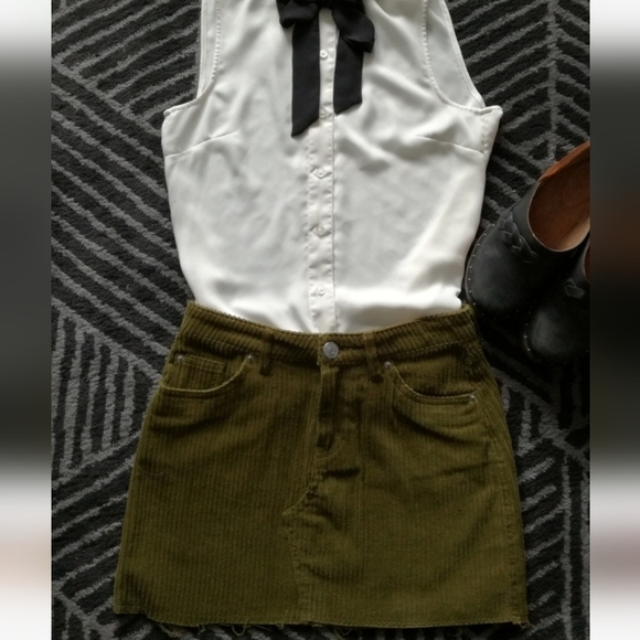 BDG Urban Outfitters Green Corduroy Cutoff Frayed Hem Mini Skirt Women's M EUC - Picture 10 of 12